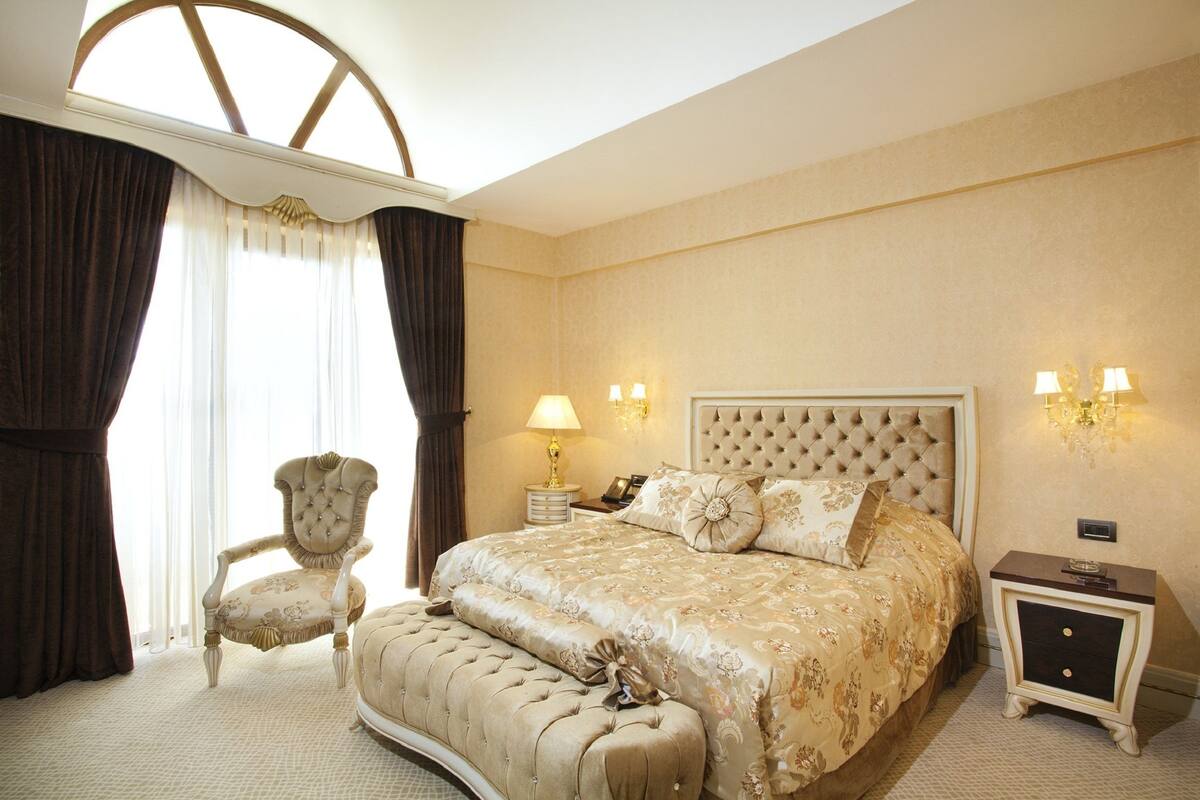 Deluxe Double Room | Minibar, in-room safe, individually decorated, individually furnished