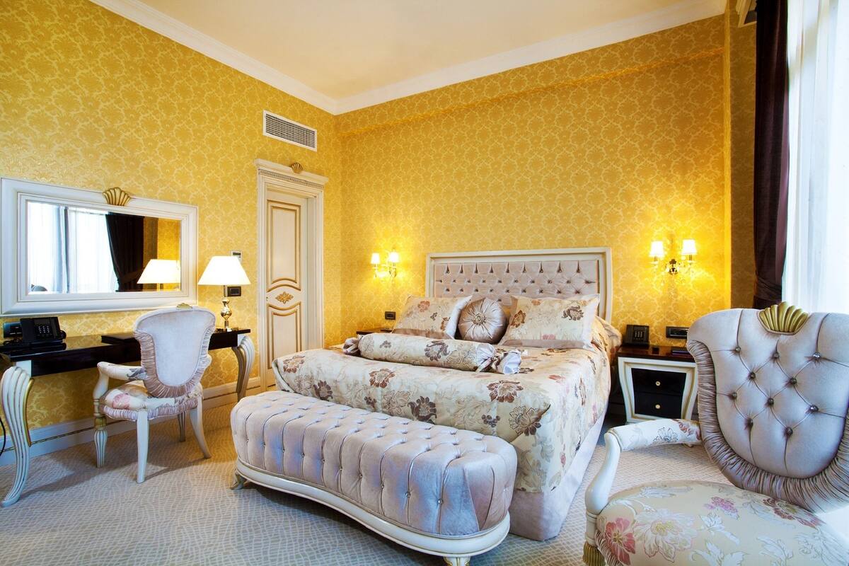 Junior Suite | Minibar, in-room safe, individually decorated, individually furnished