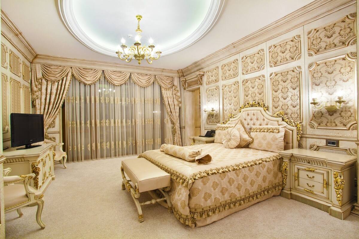 Presidential Room | Minibar, in-room safe, individually decorated, individually furnished