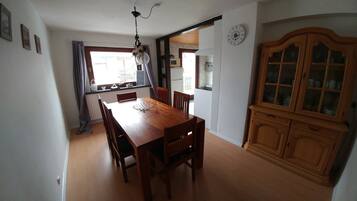 Ferienhaus, 2 Schlafzimmer, Balkon | Essbereich im Zimmer