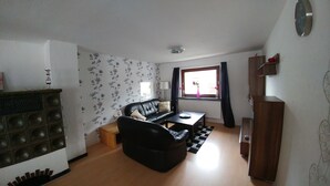 House, 2 Bedrooms, Balcony | Living room - Ferienwohnung Nemo (Winterberg)