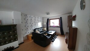 Casa, 2 habitaciones, balcón | Sala de estar | Televisión de pantalla plana y chimenea 