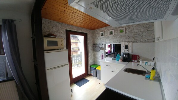 Casa, 2 habitaciones, balcón | Cocina privada | Refrigerador, microondas, horno y parrilla de estufa 