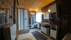 House, 2 Bedrooms, Balcony | Bathroom | Separate tub and shower, hair dryer - Ferienwohnung Nemo (Winterberg)