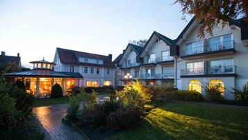 Fassade der Unterkunft – Abend/Nacht