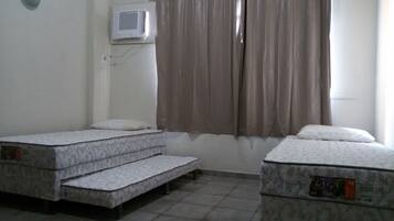 Quarto standard | Cortinas blackout, ferros/tábuas de passar roupa, Wi-Fi de cortesia