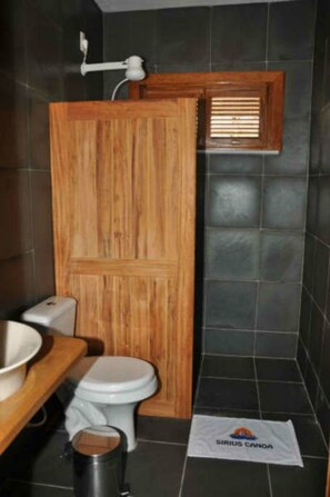Dúplex | Baño | Ducha y bañera combinadas y toallas