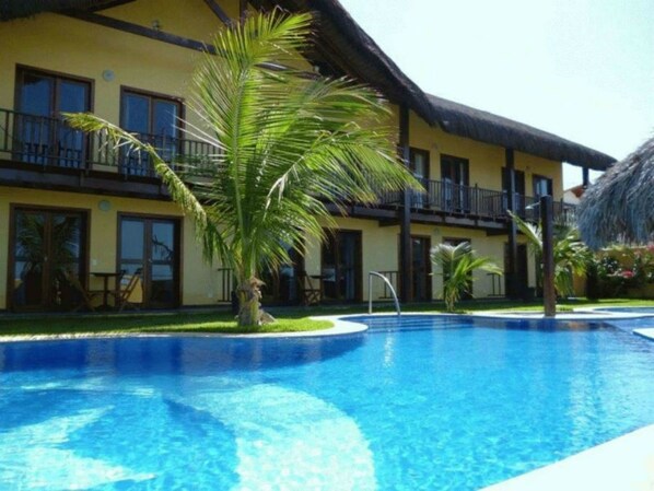 2 hồ bơi ngoài trời 