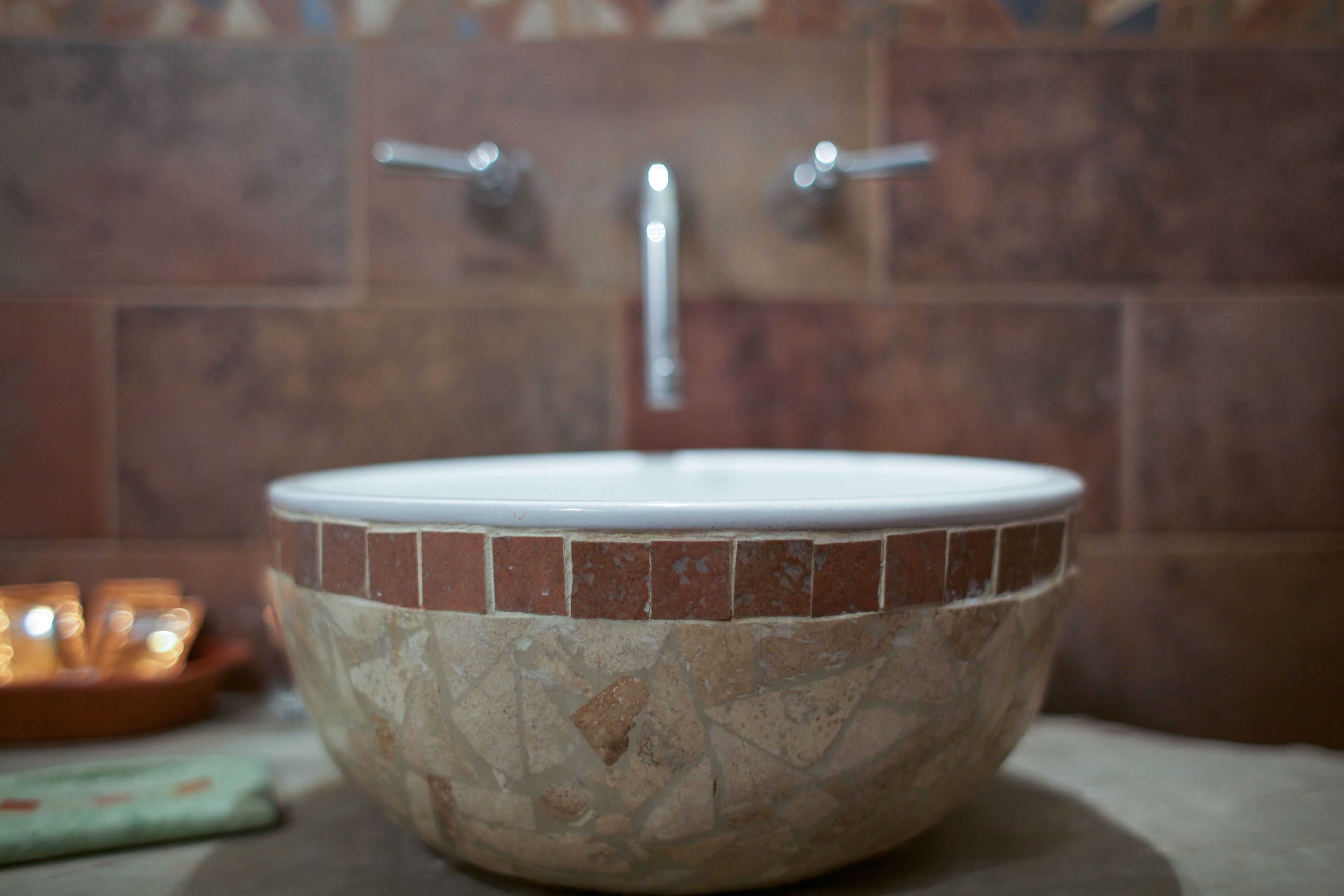 standard double room, 1 double or 2 single beds | bathroom sink