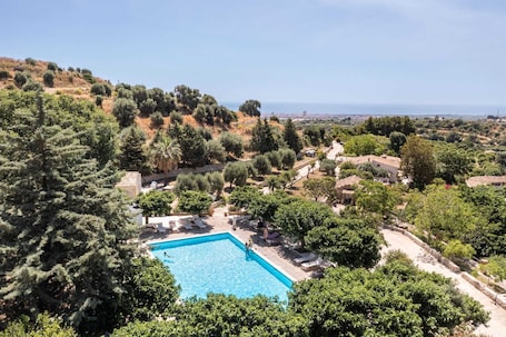 Outdoor pool, sun loungers. Agriturismo Val di Noto
