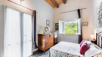 Minibar, in-room safe, individually decorated, individually furnished