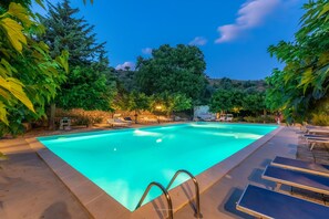 Piscine extérieure, chaises longues