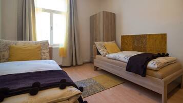 Comfort apartman, 2 hálószobával, kerti | Hipoallergén ágynemű, egyedi dekoráció, egyedi berendezés és íróasztal