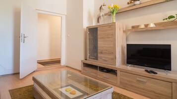 Comfort apartman, 2 hálószobával, kerti | Hipoallergén ágynemű, egyedi dekoráció, egyedi berendezés és íróasztal