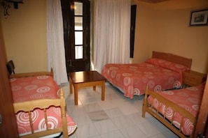 Chambre Quadruple, balcon | Coffres-forts dans les chambres, bureau, rideaux occultants