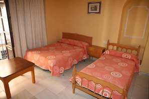 Quadruple Room, Balcony | In-room safe, desk, blackout curtains, free WiFi - Pensión Zacatin (Granada)
