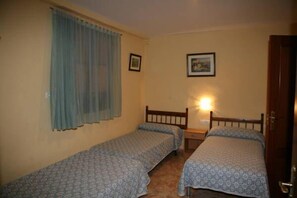 Caja de seguridad en la habitación, escritorio y cortinas blackout