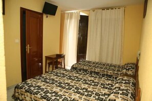 Caja de seguridad en la habitación, escritorio y cortinas blackout 