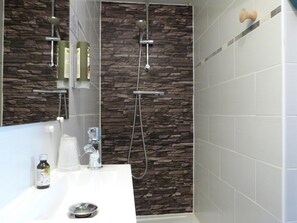 Economy Double Room, 1 Double Bed, Balcony, Garden View | Bathroom | Shower, towels - Logis Hôtel La Borie (Saint-Genies)