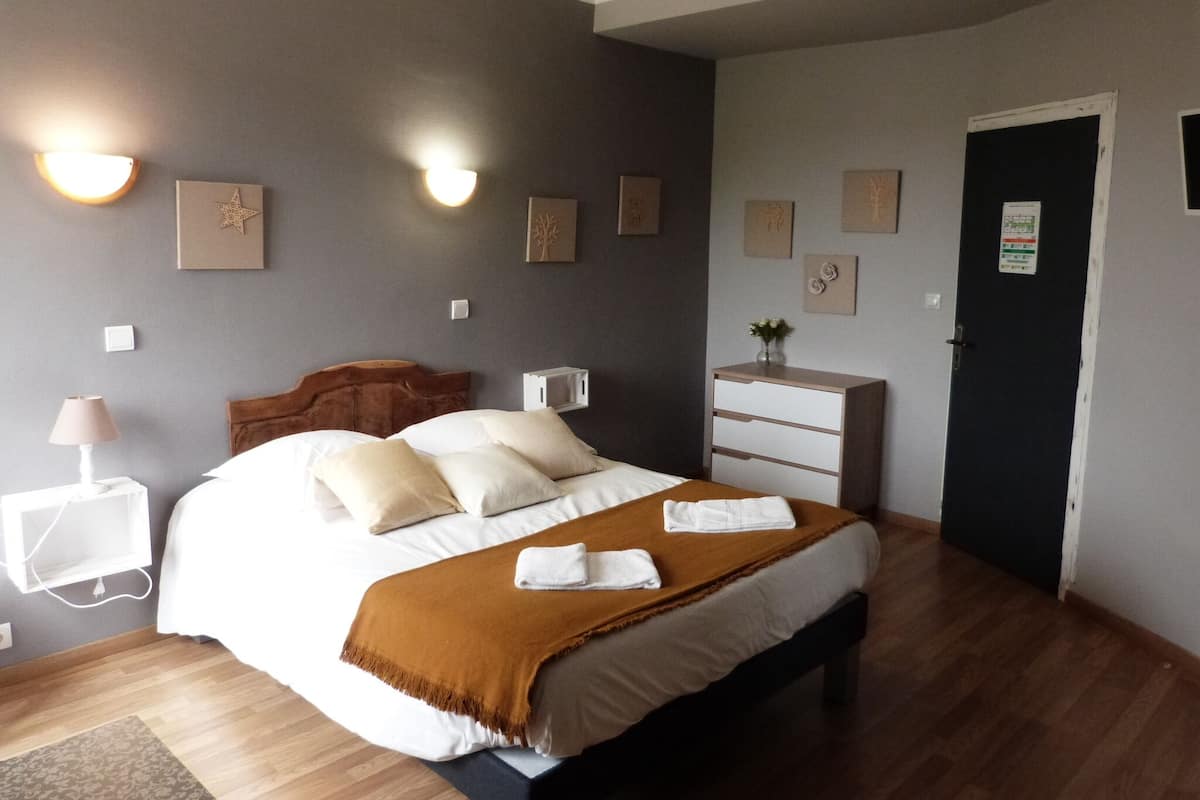 Habitación doble Confort, 1 cama matrimonial, para no fumadores, balcón | Escritorio, cortinas blackout, wifi gratis y ropa de cama