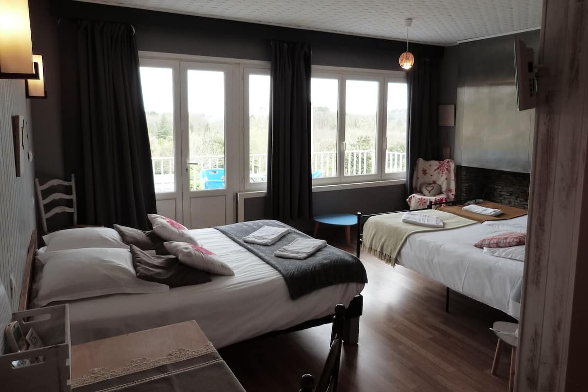 Habitación cuádruple Confort, para no fumadores | Escritorio, cortinas blackout, wifi gratis y ropa de cama