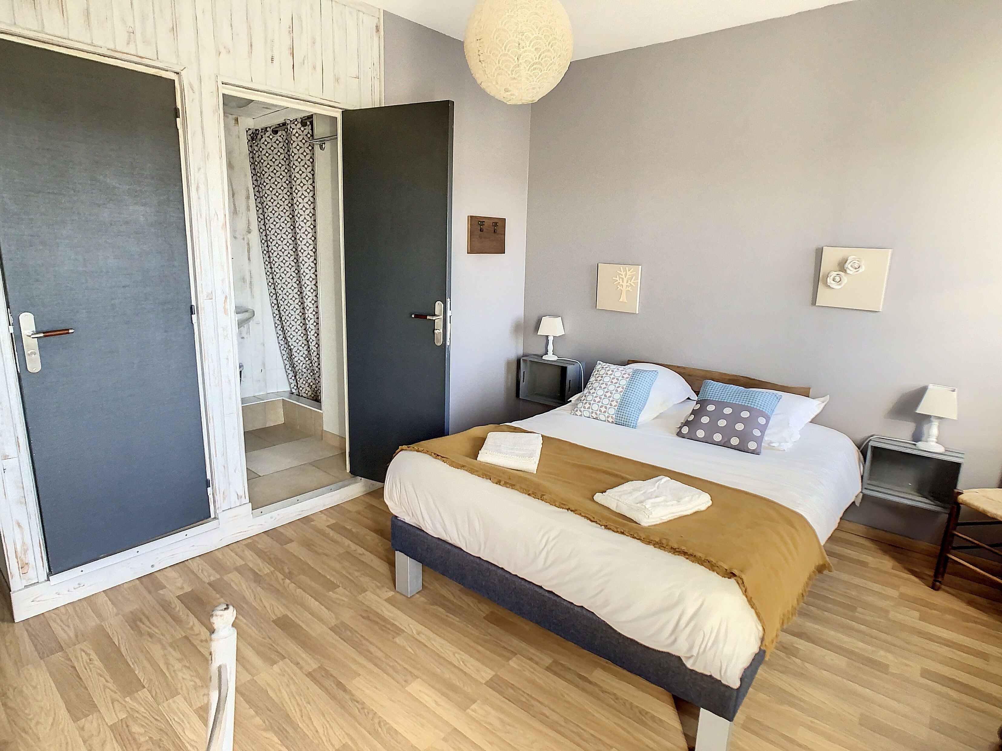 Quarto casal conforto, 1 cama de casal, para não fumantes, sacada | Escrivaninha, cortinas blackout, Wi-Fi de cortesia, roupa de cama