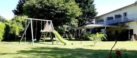 Área de juegos infantiles al aire libre
