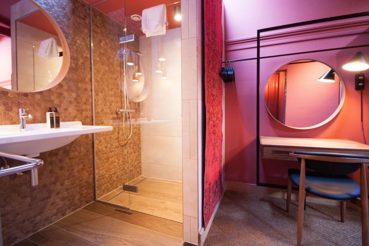 Deluxe dubbelrum - 1 kingsize-säng - privat badrum | Dusch