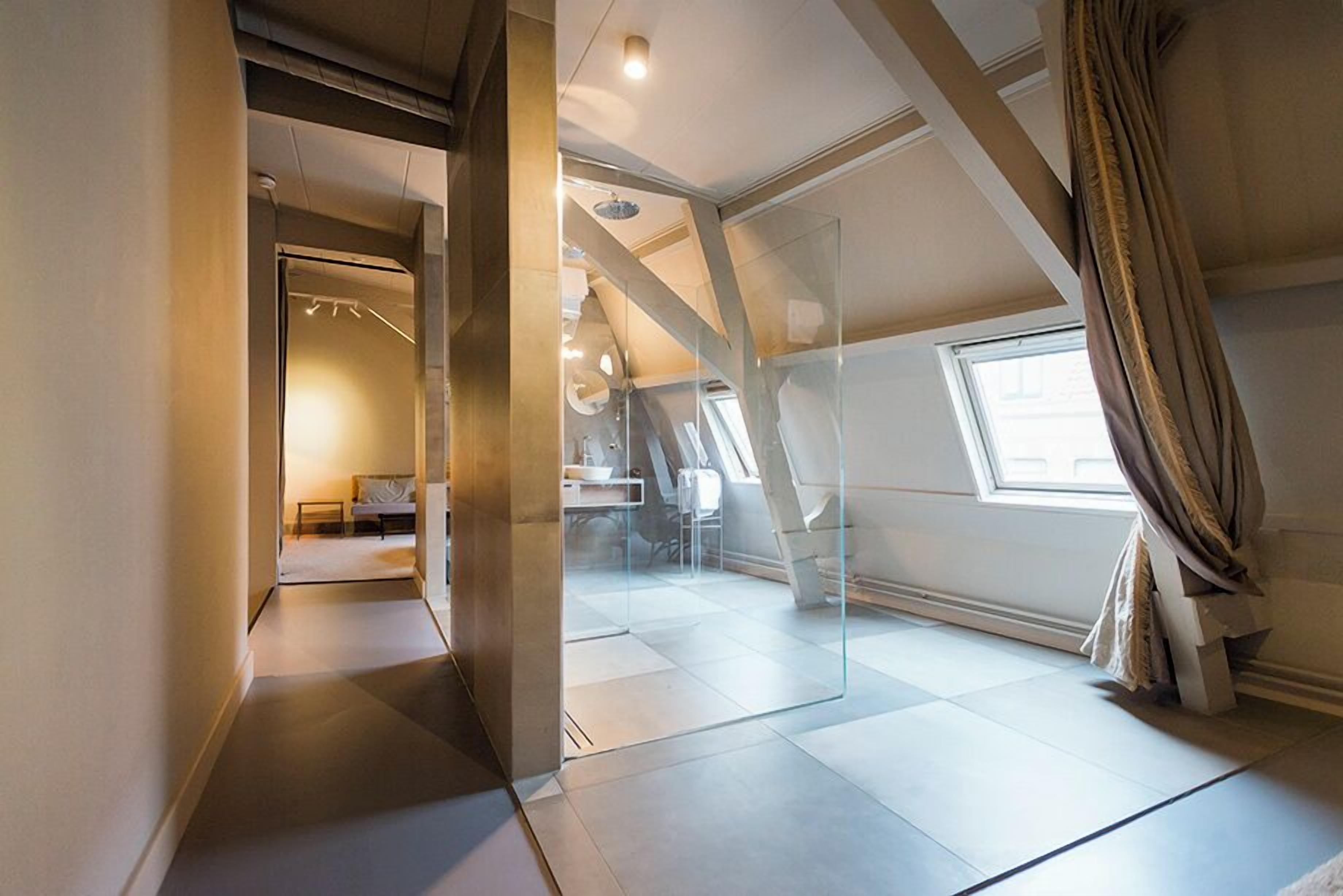 royal suite, 1 king bed, bathtub, city view | bathroom | eco-friendly toiletries, hair dryer, bathrobes, slippers