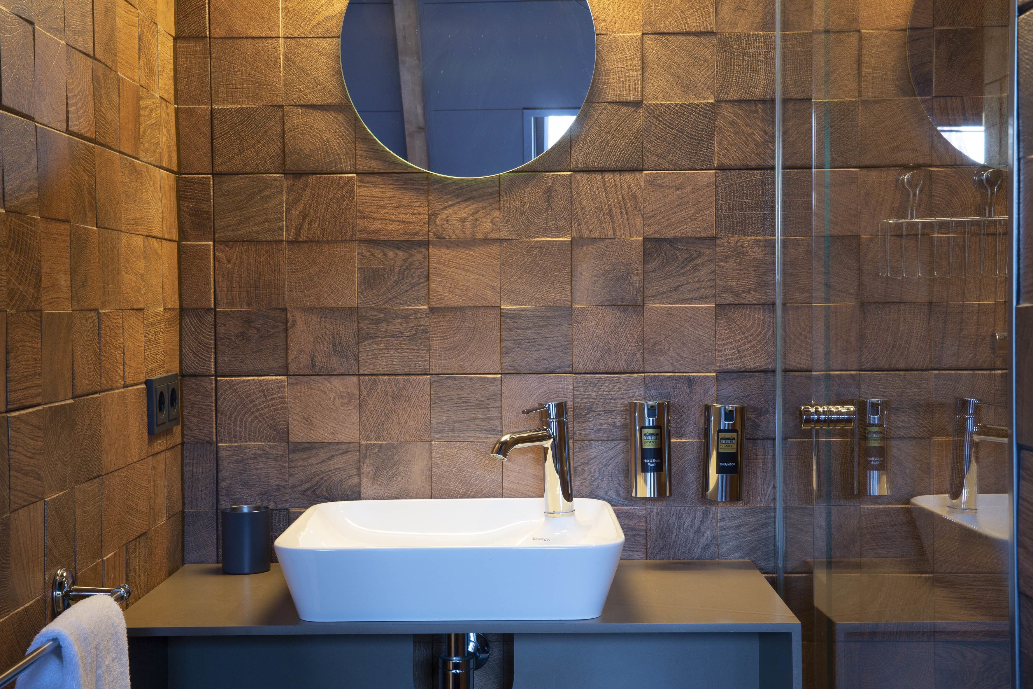 comfort double room, 1 king bed, private bathroom | bathroom sink