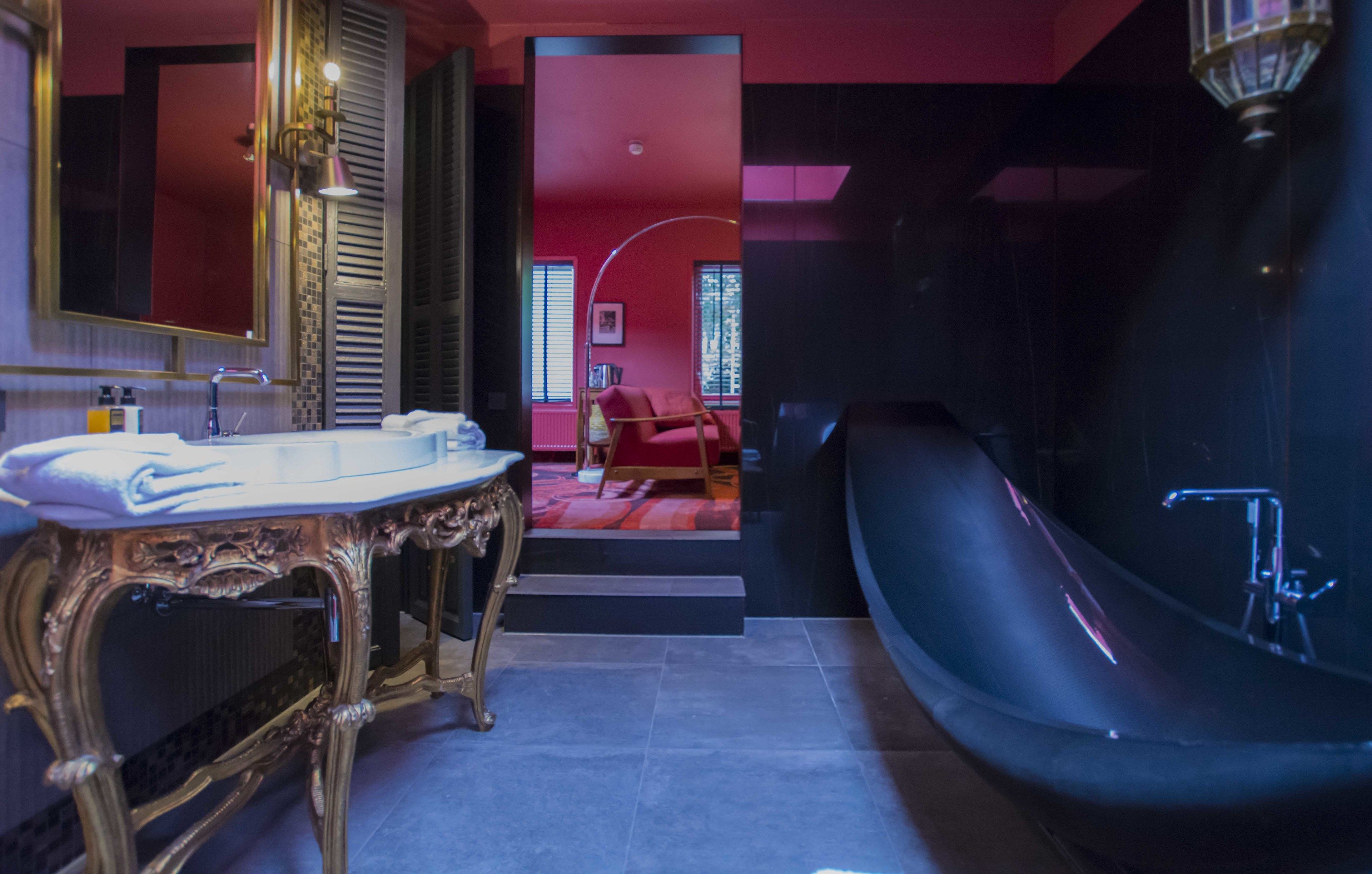 总统套房, 1 张特大床, 浴缸, 一层 | 浴室 | 环保洗浴用品、吹风机、浴袍、拖鞋