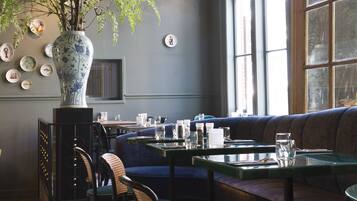 Dagelijks ontbijtbuffet (EUR 19.5 per persoon)