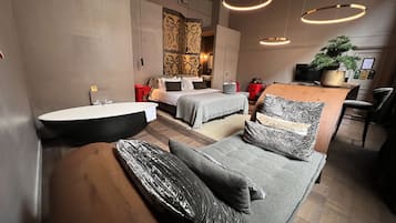 Suíte com design assinado, 1 cama King, banheira, no piso térreo | Roupas de cama premium, camas com colchões pillow-top, frigobar