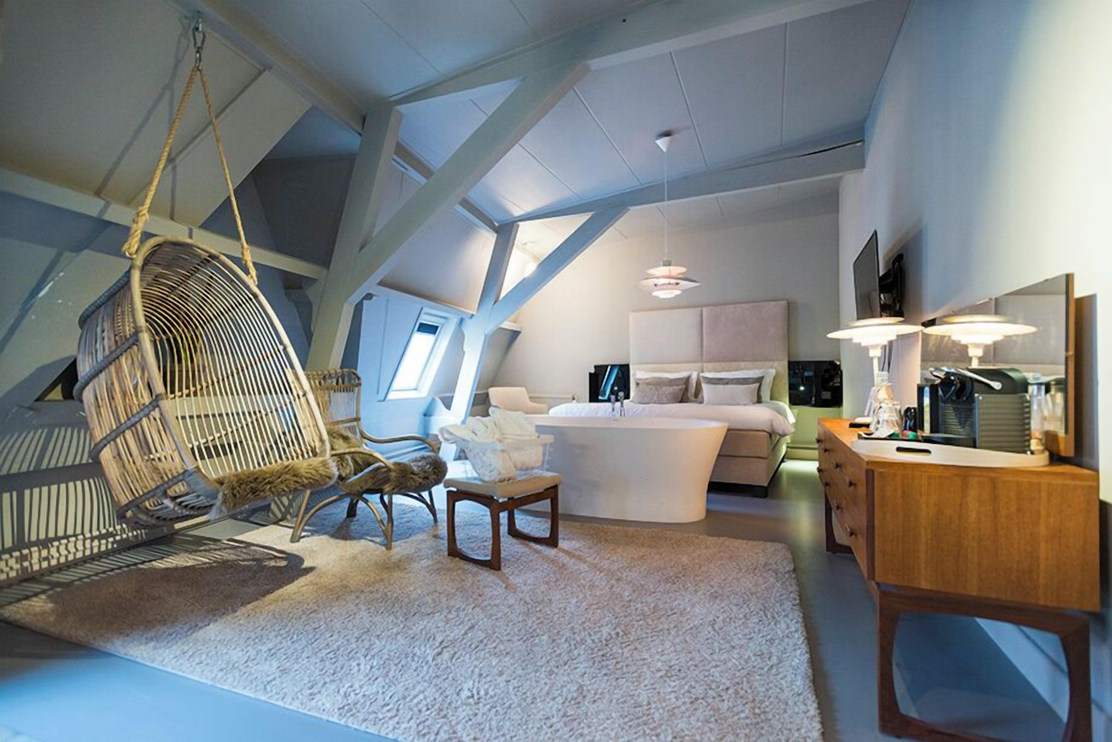 royal suite, 1 king bed, bathtub, city view | premium bedding, pillow-top beds, minibar, in-room safe