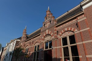 Un edificio histórico con detalles intrincados de ladrillo y ventanas arqueadas.