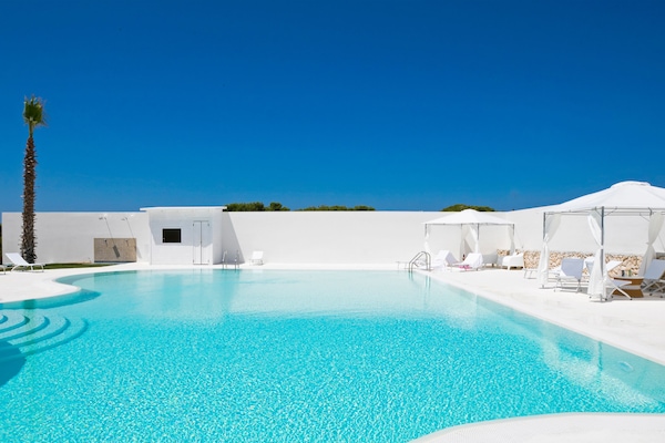 Piscina stagionale all'aperto, ombrelloni da piscina, lettini