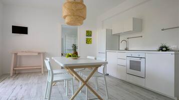 Full-sized fridge, oven, stovetop, coffee/tea maker