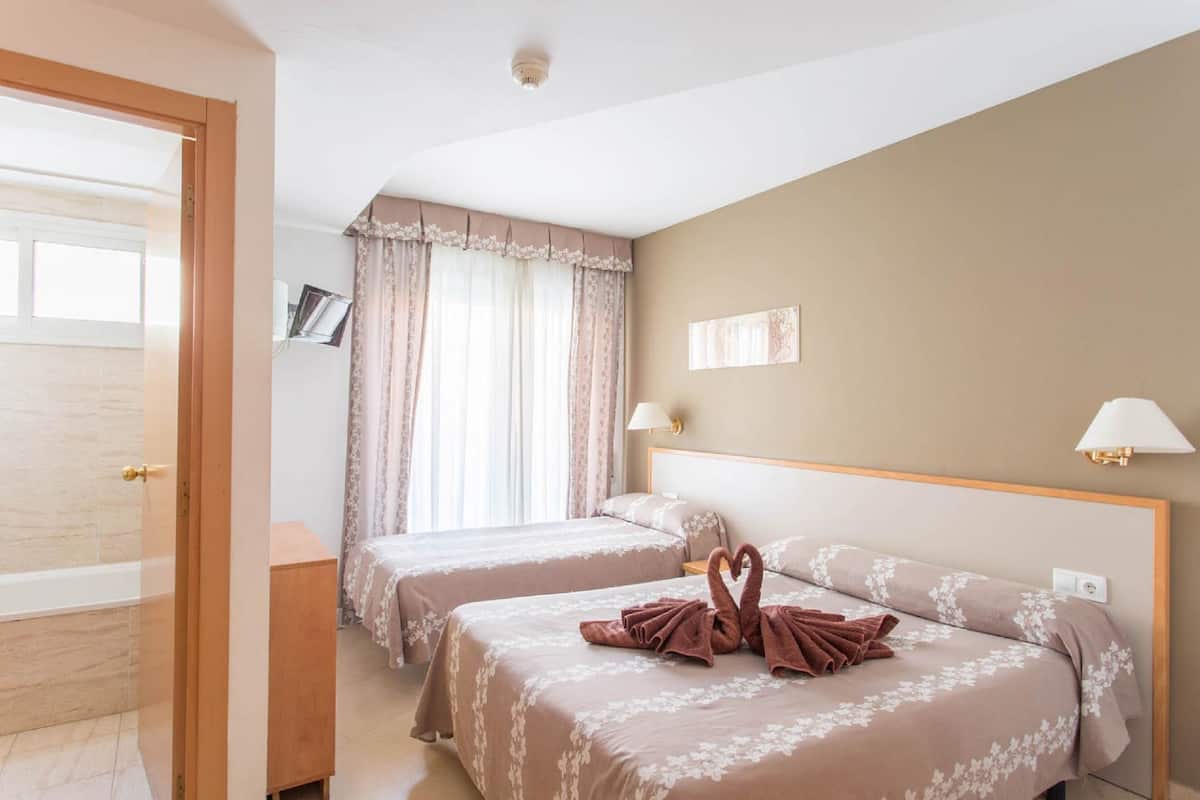 Desk, soundproofing, free WiFi, bed sheets