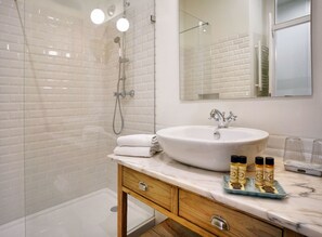 Apartamento Confort, 1 habitación (S.Bento III) | Baño | Ducha y cabezal de ducha tipo lluvia