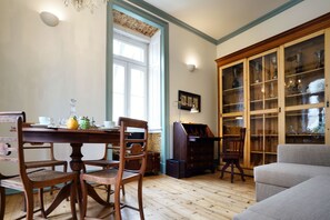 Apartamento clásico, 1 habitación (S.Bento II) | Sala de estar | Televisión de plasma de 36 pulgadas con canales por cable