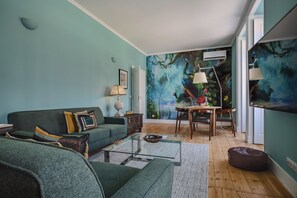 Departamento superior, 3 habitaciones | Área de sala de estar | Televisión de plasma de 36 pulgadas con canales por cable 