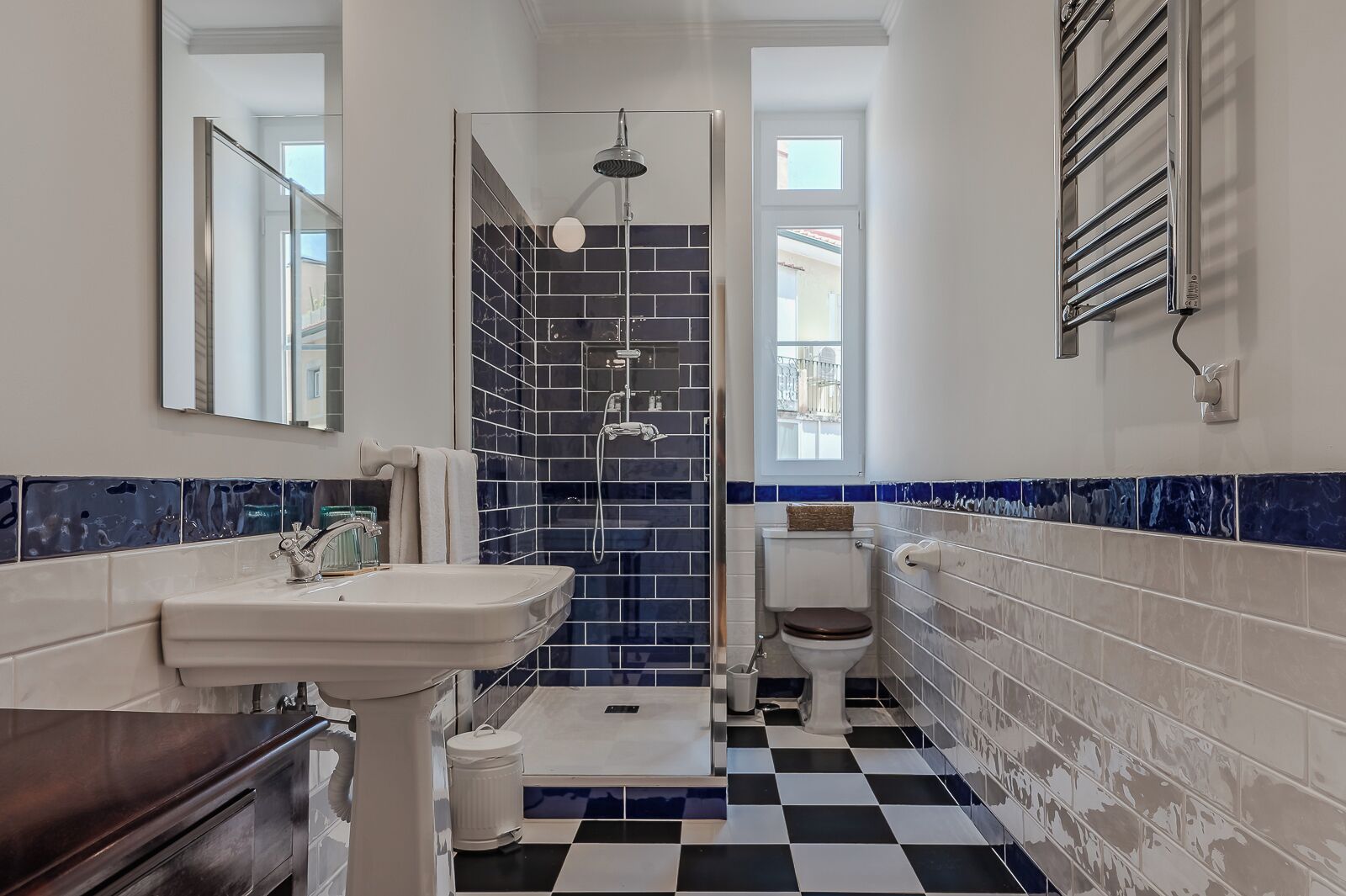Ein Badezimmer mit Waschbecken, Toilette und Dusche.