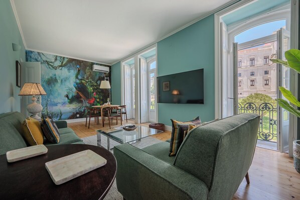 Departamento superior, 3 habitaciones | Área de sala de estar | Televisión de plasma de 36 pulgadas con canales por cable 