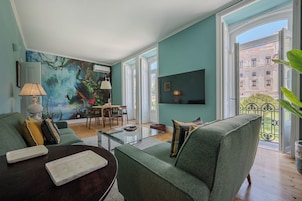 Apartamento superior, 3 quartos | Área de estar | TV de plasma 36 polegadas com canais a cabo