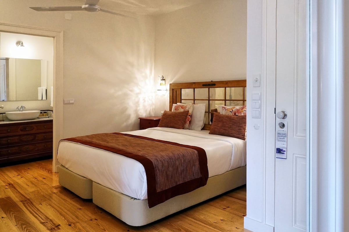 Family Suite (São Bento VIII) | Bathroom | Shower, rainfall showerhead, free toiletries, hair dryer