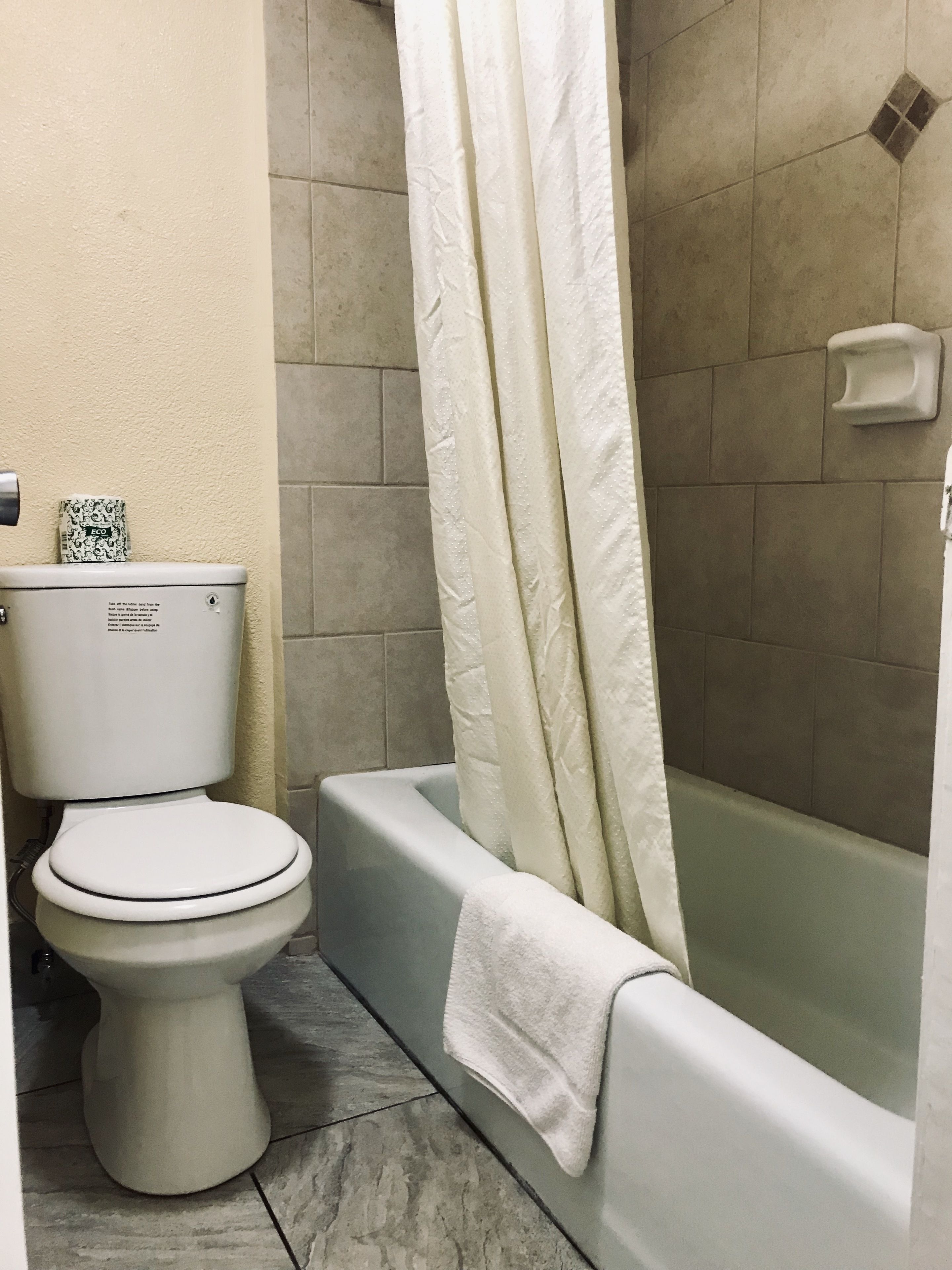 Combined shower/bathtub, deep-soaking bathtub, free toiletries, towels