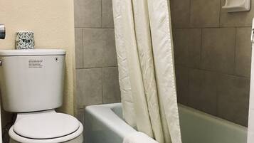 Combined shower/bathtub, deep-soaking bathtub, free toiletries, towels