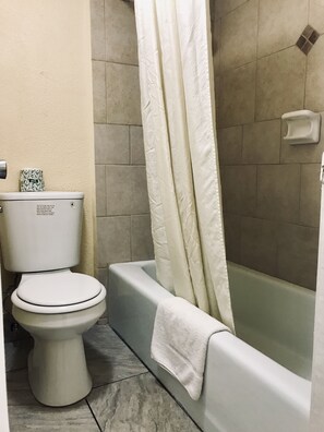 Combined shower/bathtub, deep-soaking bathtub, free toiletries, towels - Executive Inn (Texarkana)