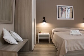 Double or Twin Room | Meja, kalis bunyi, katil bayi/kot (percuma), Wi-fi percuma 