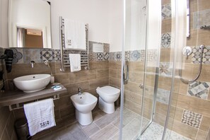 Habitación doble | Baño | Ducha, artículos de higiene personal gratuitos, secador de pelo y bidé